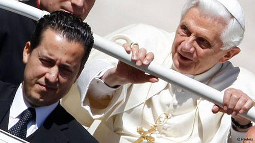 البابا يعفو عن كبير خدمه باولو غابريله