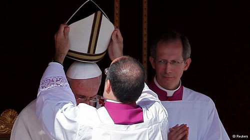 بابا الفاتيكان يتسلم شارته الحبرية
