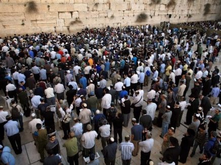 مصلون يهود بجانب حائط المبكى