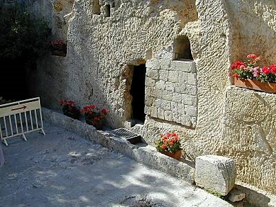 قبر المسيح من الخارج في بستان القبر بالقدس