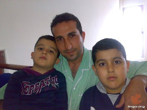 القس يوسف نادرخاني مع ابنائه