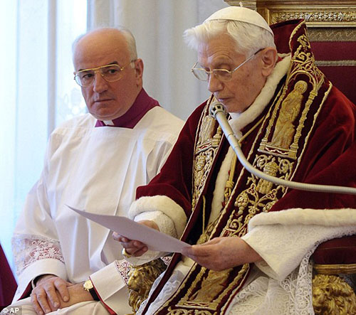 البابا بنديكتوس يعلن عن تنحيه عن منصبه