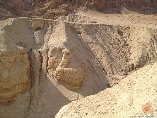 صورة لكهف قمران في البحر الميت