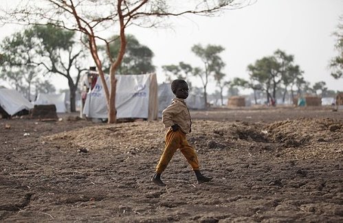 طفل مشرد  هرب والديه من الحرب في السودان