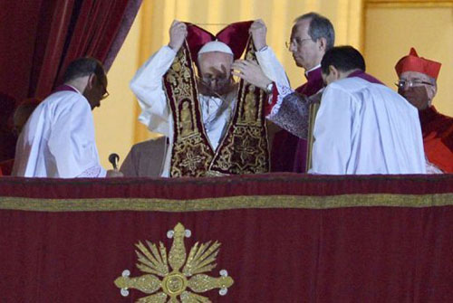 مراسم تنصيب بابا الفاتيكان فرنسيس الأول