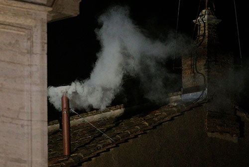 الدخان الابيض يتصاعد من مدخنة كنيسة سيستين في الفاتيكان
