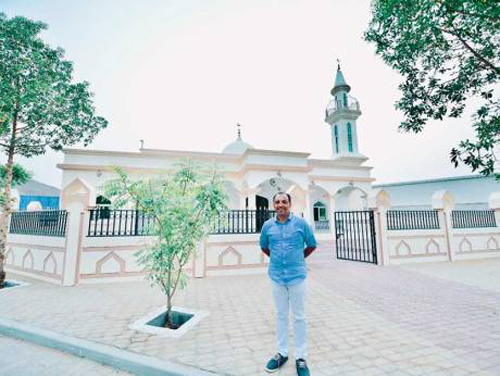 رجل اعمال هندي مسيحي يبنى مسجدا في الامارات