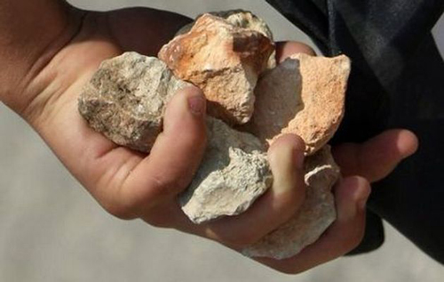 حجارة لرجم الزانية