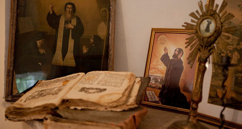 كتاب مقدس باللغة الارامية وصليب وصور قديسين