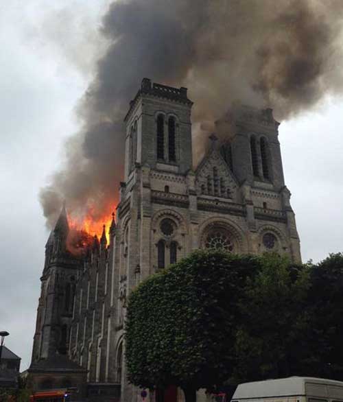 اندلاع حريق في كنيسة فرنسية اثرية