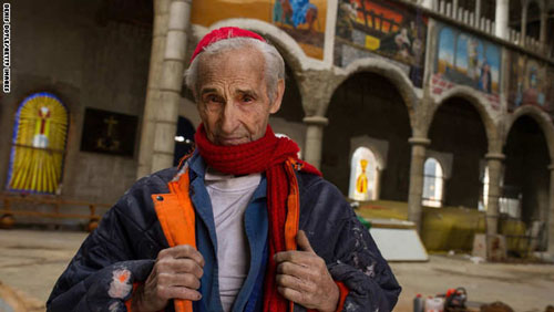 راهب يبني كاتدرائية منذ 50 عاما