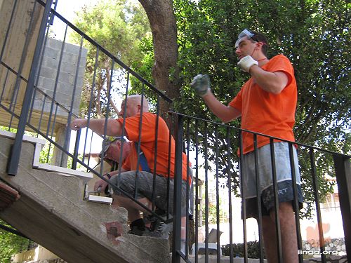 متطوعين ايرلنديين يرممون جمعية تبشير الاولاد في الناصرة