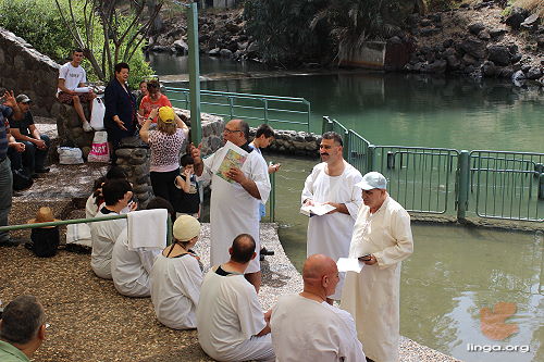 القس عفيف سابا يتحدث قبل المعمودية
