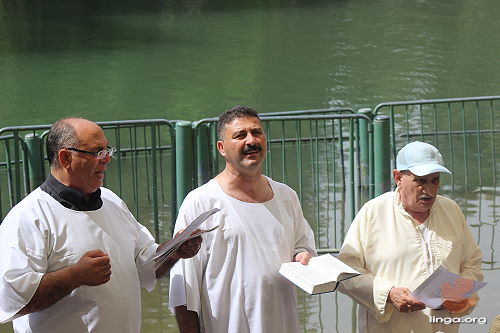 القس ابراهيم سمعان، القس هاني صايغ والقس عفيف سابا اثناء مراسيم عماد في نهر الاردن