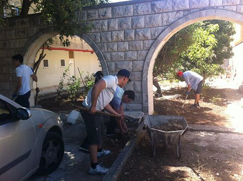 خدمة السفراء تقوم بعمل تطوعي في بيت المسنين في الناصرة