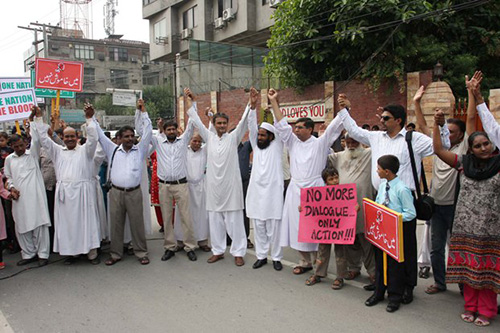 سلسلة بشرية من المسلمين والمسيحيين حول كنيسة في باكستان