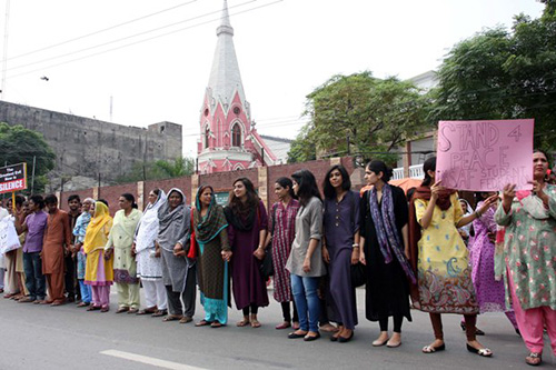 سلسلة بشرية من المسلمين والمسيحيين حول كنيسة في باكستان