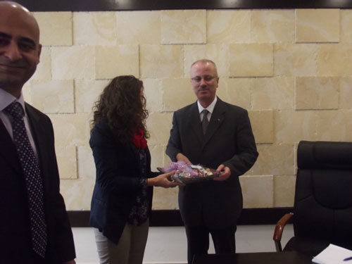 عضو الهيئة الاستشارية السيدة ديمه ياسر تقدم هدية لمكتب رئيس الوزراء بالنيابة عن الجمعية