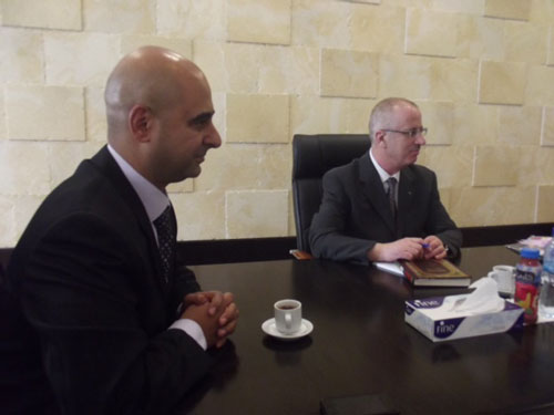 رئيس الوزراء الفلسطيني الدكتور رامي الحمد الله ومدير جمعية دار الكتاب المقدس الفلسطينية نشأت فيلمون