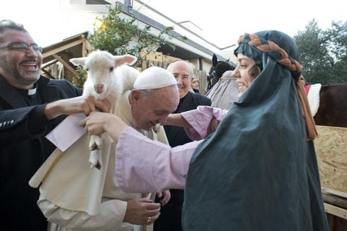 امرأة تضع حملا على عنق بابا الفاتيكان فرنسيس الاول