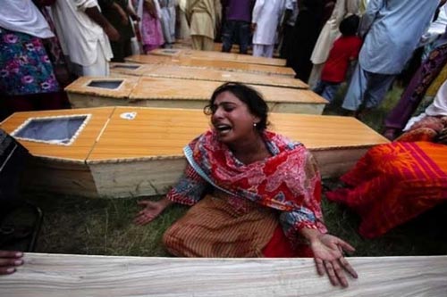 امرأة مسيحية تنتحب قرب نعش شقيقها الذي قتل في تفجير انتحاري استهدف كنيسة في بيشاور - باكستان في أيلول 2013