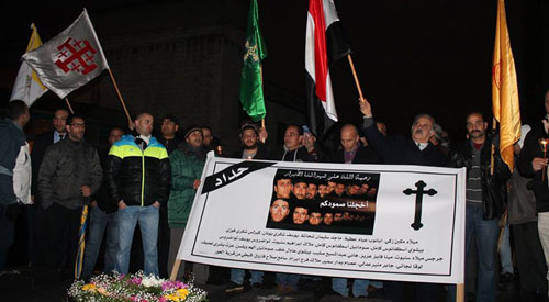 مسيحيو الارض المقدسة يقيمون جنازة رمزية للشهداء المسيحيين المصريين في ليبيا
