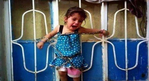 صلب طفلة مسيحية سورية بالجنزير الحديدي على مدخل منزلها