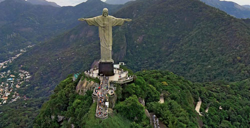 تمثال يسوع في ريو دي جينيرو بالبرازيل