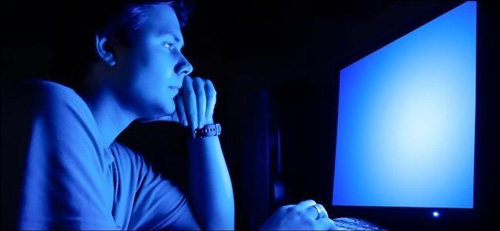 رجل ينظر الى شاشة كمبيوتر