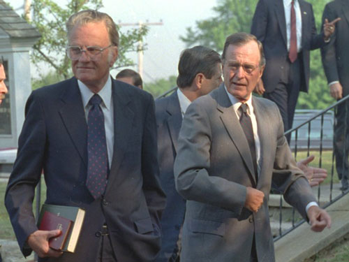 صورة تجمع جورج بوش الأب مع المبشر الشهير الراحل بيلي غراهام 