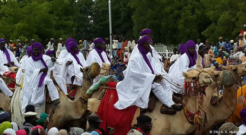 مسلمون نيجيريون يحمون مسيحيين اثناء شعائر عيد الميلاد