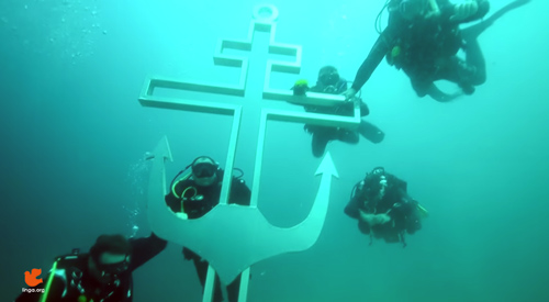 نصب الصليب على عمق 20 متر تحت سطح البحر
