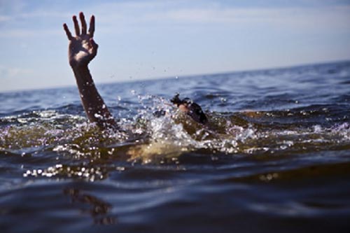انسان يغرق بالبحر