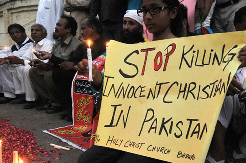 فتاة باكستانية مسيحية تحمل يافطة تدعو لوقف قتل المسيحيين في باكستان