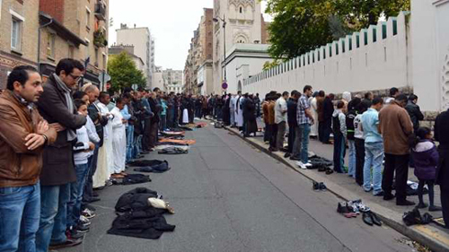 مسلمون يصلون في شوارع فرنسا