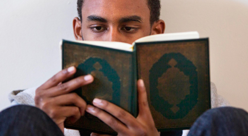 شاب يبحث في القرآن