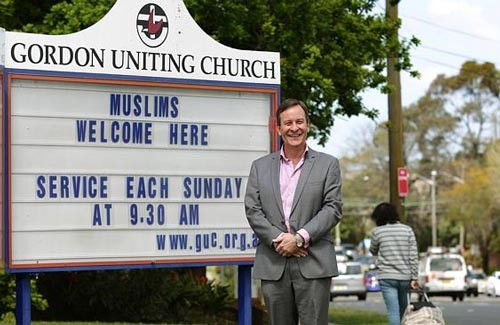 لافتة امام كنيسة: نرحب بالمسلمين هنا