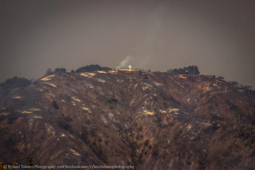الصليب على جبال ازوسا في كاليفورنيا