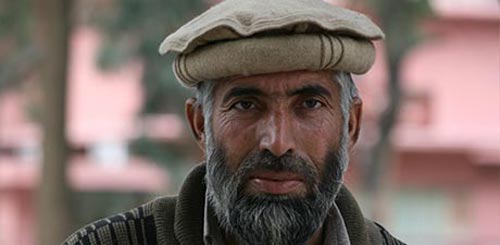 مؤمنون أفغانيون يتمتّعون بالشركة من خلال برامج الراديو