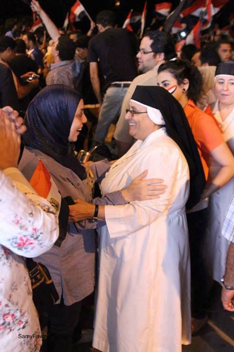 راهبة ومحجة في مشهد مصري رائع