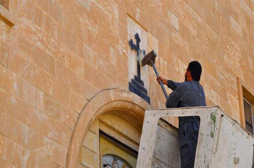 الدولة الاسلامية تنزع صلبان كنائس شمال العراق