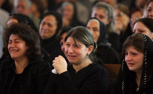 مسيحيات عراقيات يبكين في الكنيسة