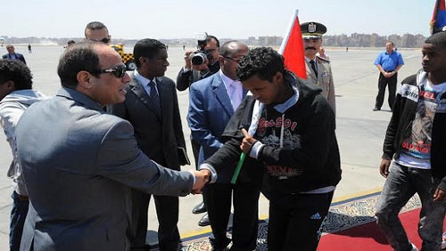 السيس يستقبل الاثيوبين المحررين من ليبيا