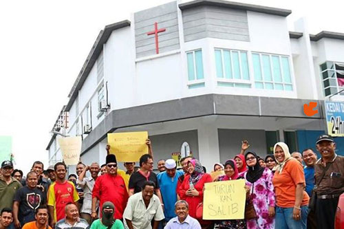 مسلمين في اندونيسيا يتظاهرون لانكاس صليب كنيسة