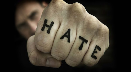 الكراهية - صورة لرجل كتب على اصابعه HATE اي كراهية