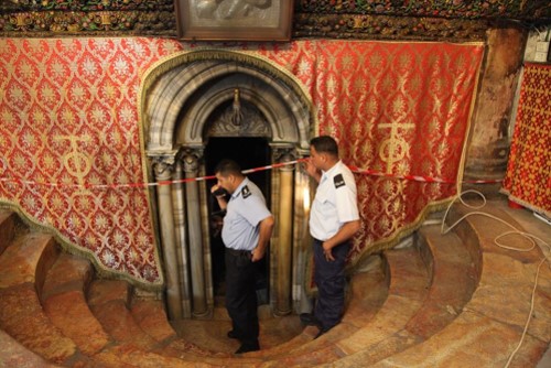 الشرطة الفلسطينية في كنيسة المهد امام مدخل المغارة
