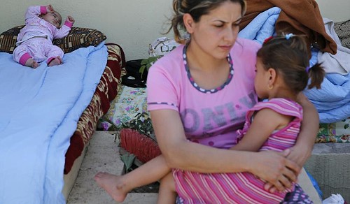 امرأة مسيحية عراقية تهرب من الموصل مع عائلتها