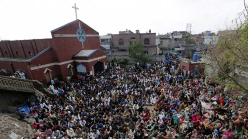 احتجاجات غاضبة لمسيحيي باكستان ضد الهجمات على كنيستين
