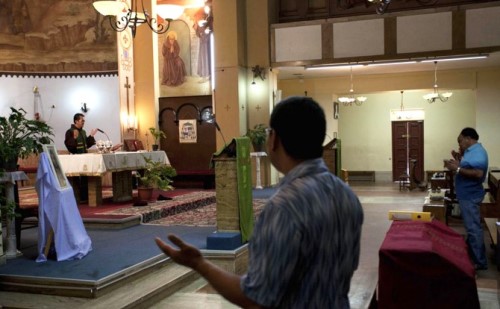 مصلون في كنيسة القديس فرنسيس الكاثوليكية في ليبيا