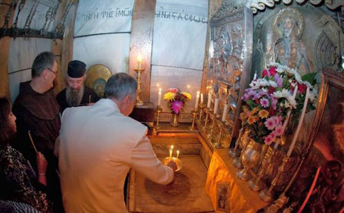 القنصل الفرنسي العام يضيء الشموع داخل قبر السيد المسيح "الفارغ" في كنيسة القيامة